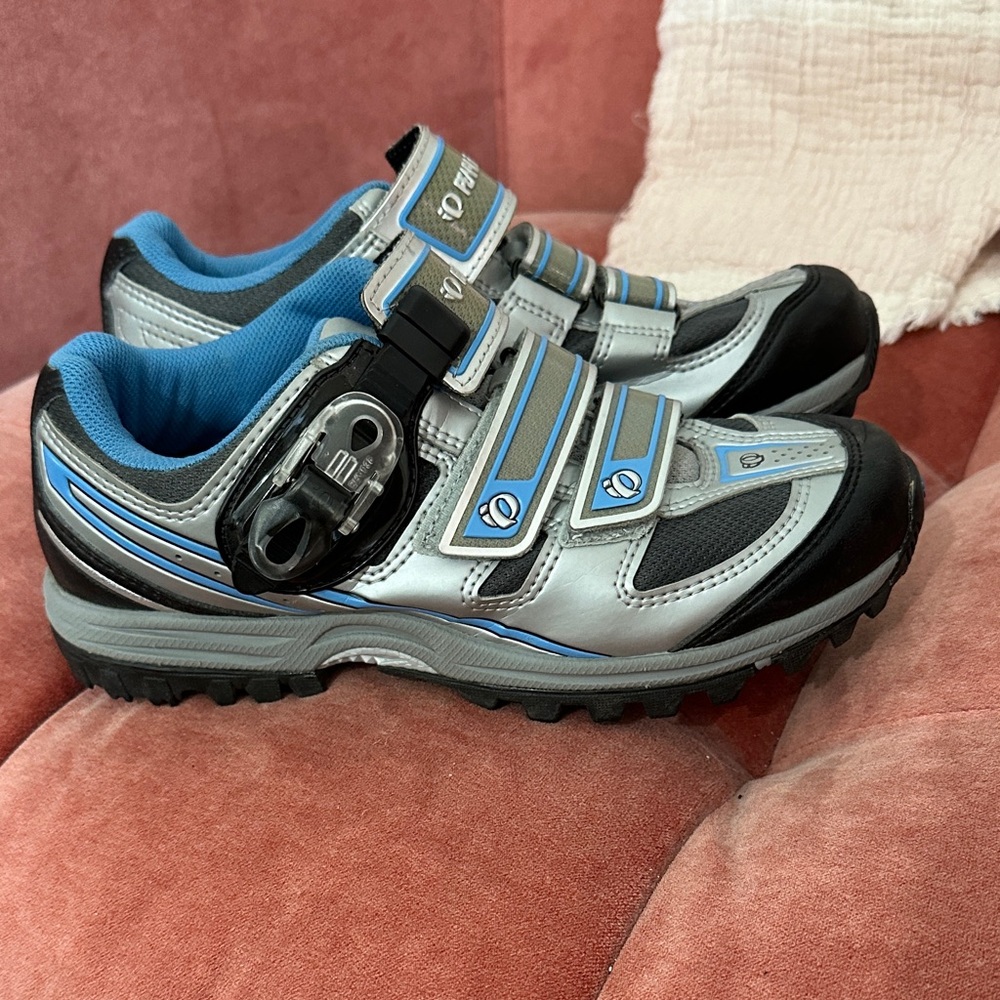 Pearl Izumi Women’s Silver and Blue Bike/Spin Shoes